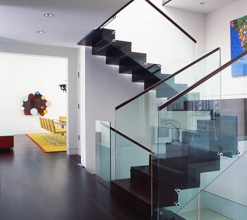 نرده‌های شیشه‌ای چگونه نصب می‌شوند؟